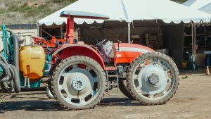 Röd McCormick-traktor med smala hjul på en lantbruksauktion.