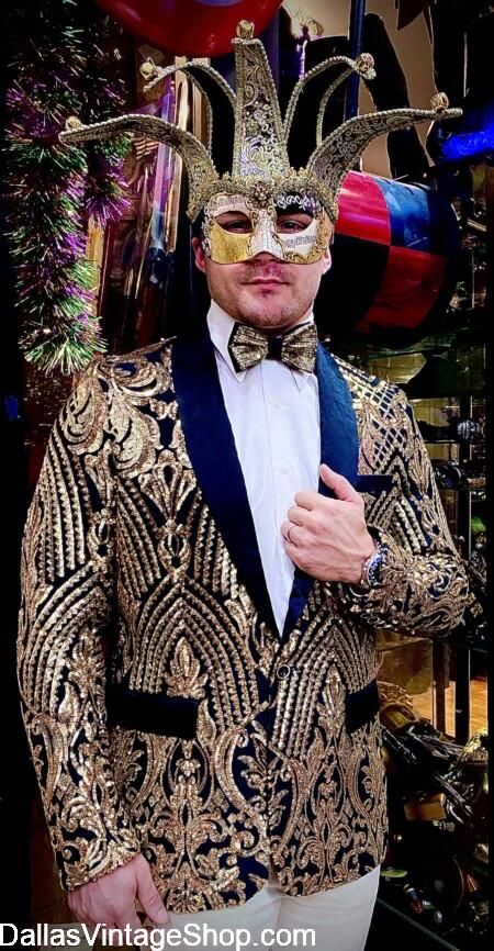 En man bär en guld- och svartmönstrad maskeradmask med en matchande kavaj.